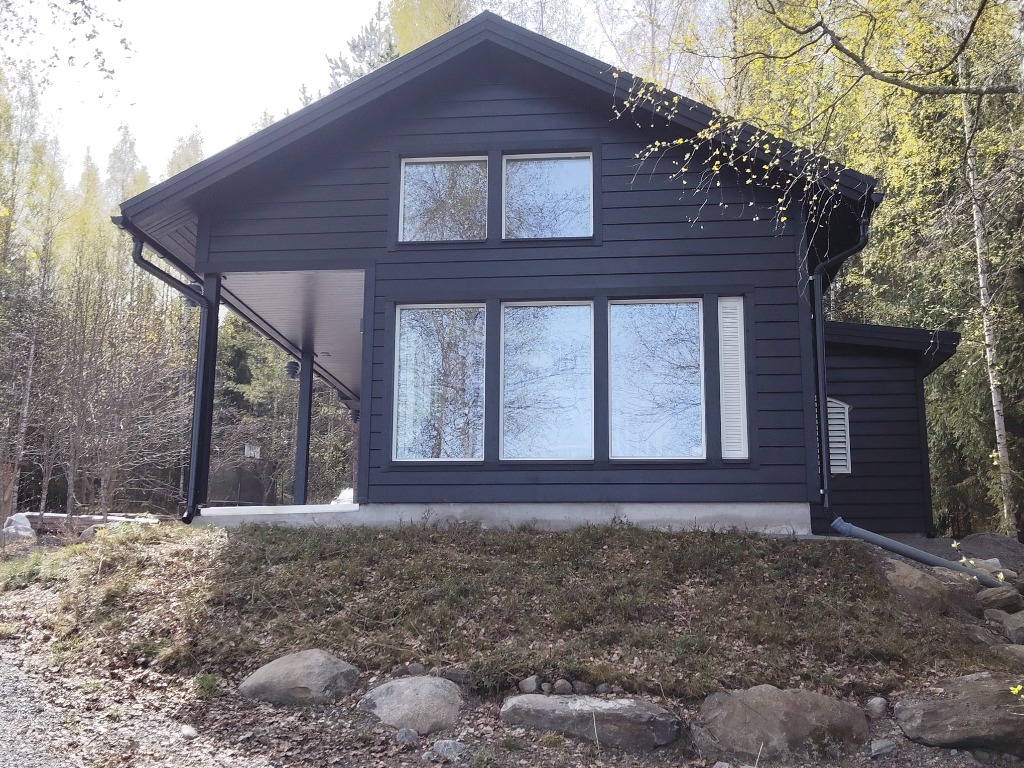 Moderni musta omakotitalo uudiskohde Heinola
